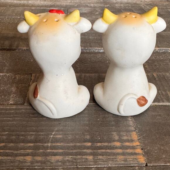 Vintage Hand Painted Bisque Cow Couple Salt & Pepper Shakers - Picture 4 of 7